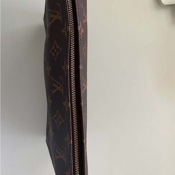 Louis Vuitton Toiletry 26 - DISCONTINUED STYLE - LIKE NEW - Picture 4 of 7